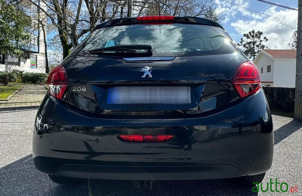 2015' Peugeot 208 Puretech photo #2