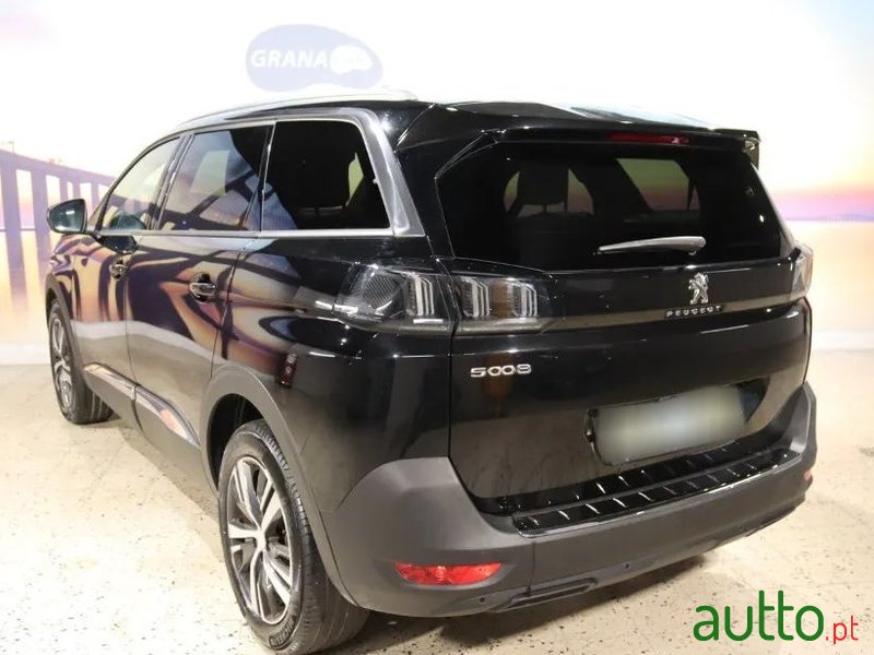 2024' Peugeot 5008 photo #2