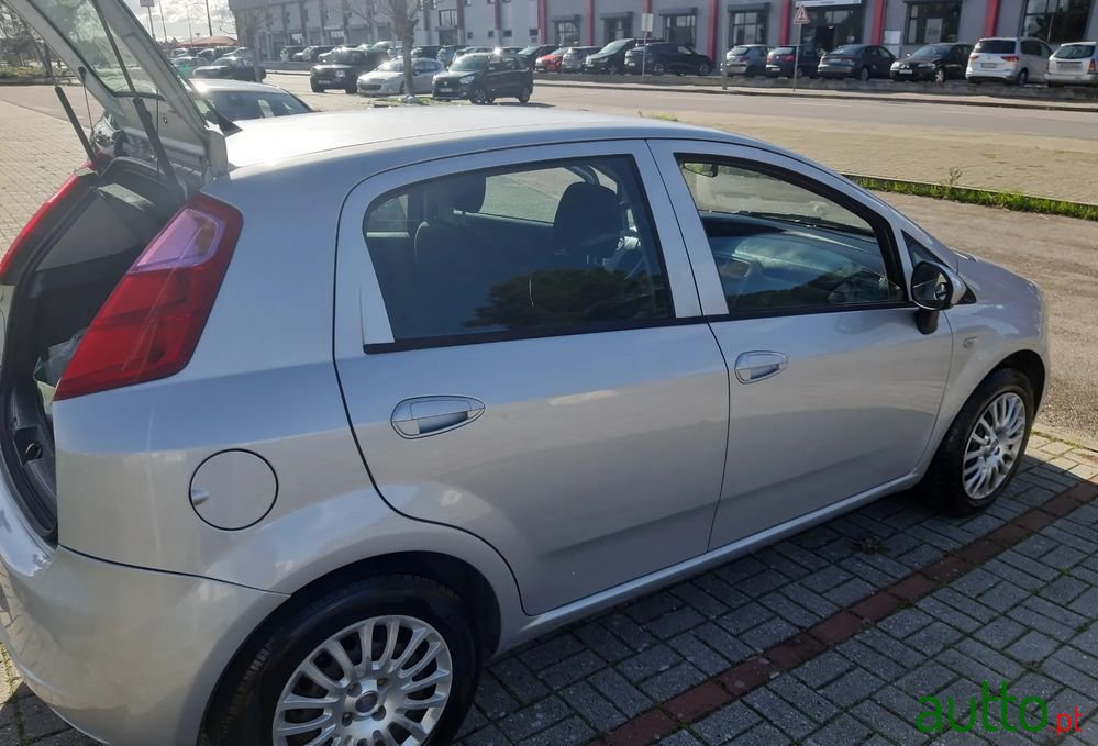 2011' Fiat Grande Punto photo #4