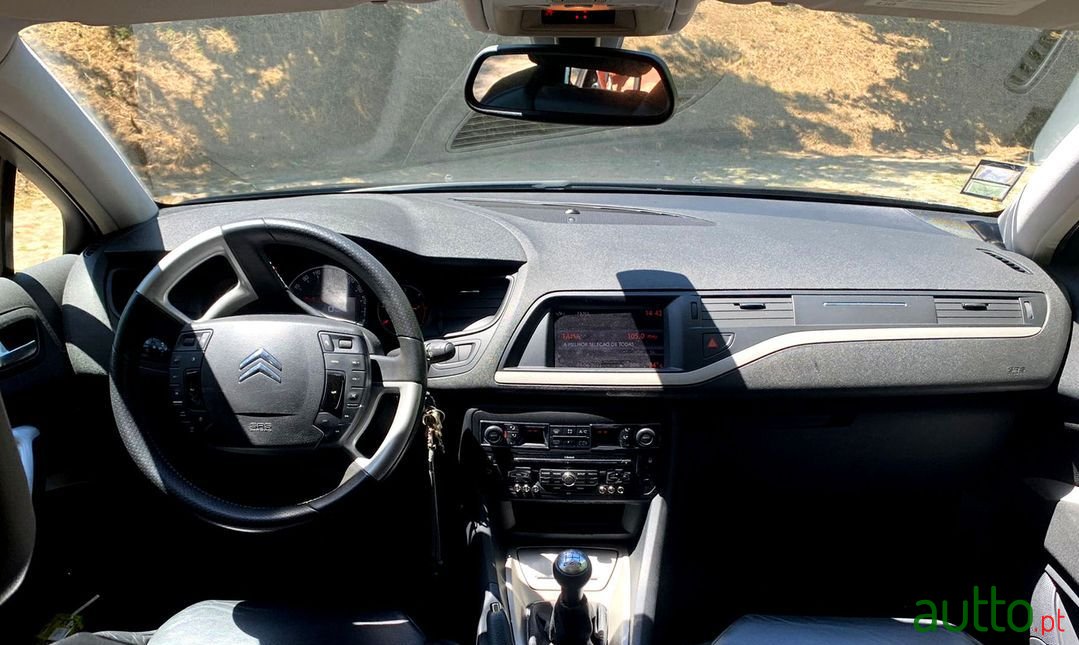 2011' Citroen C5 Tourer photo #4