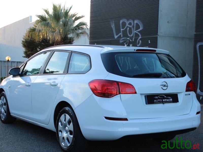 2012' Opel Astra Sports Tourer photo #5