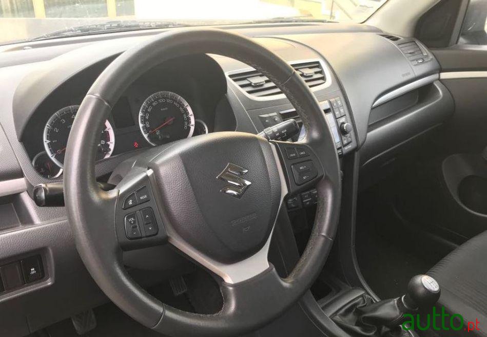 2011' Suzuki Swift Glx photo #4