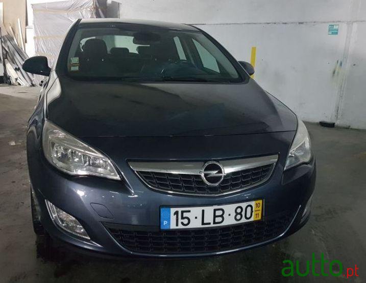 2010' Opel Astra Cosmo 1.3 Cdti photo #3