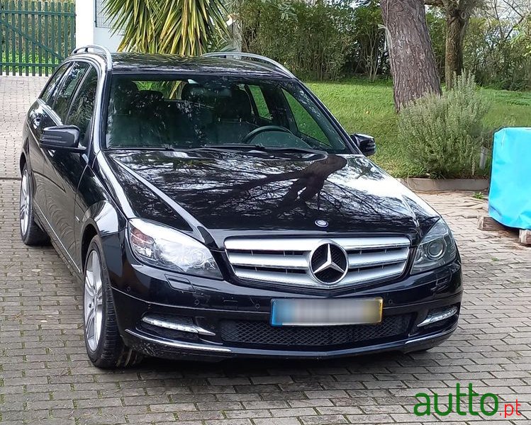 2010' Mercedes-Benz Classe C photo #1