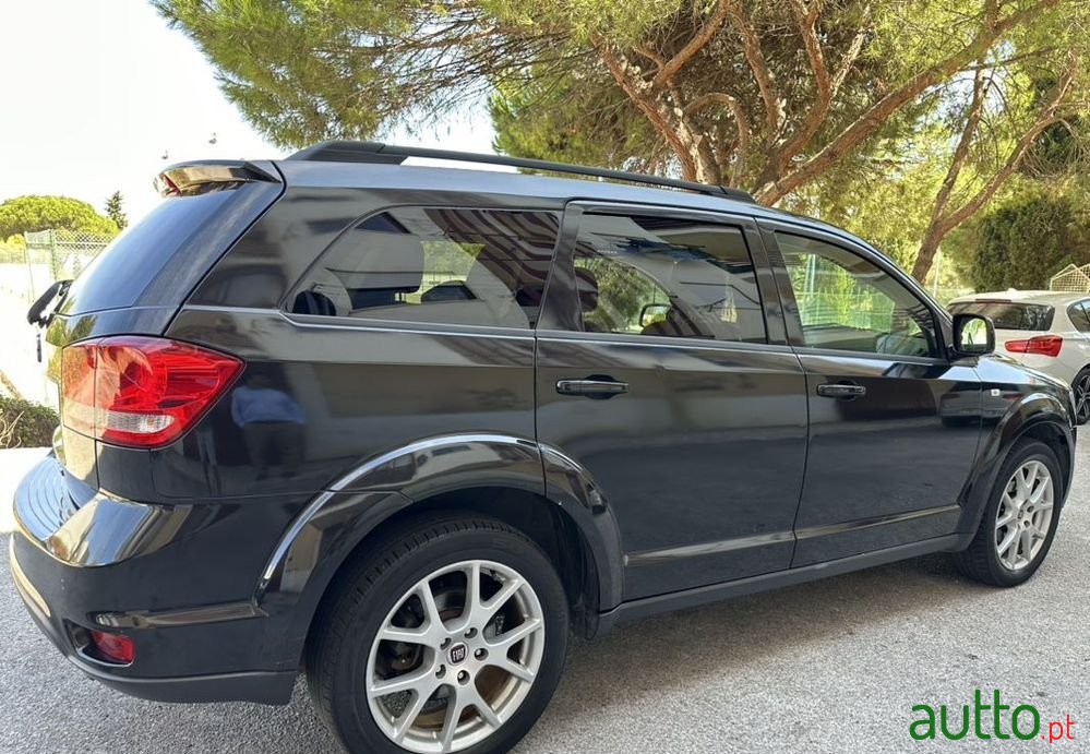 2011' Fiat Freemont photo #2