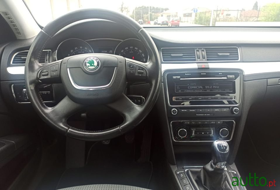 2013' Skoda Superb Break photo #4