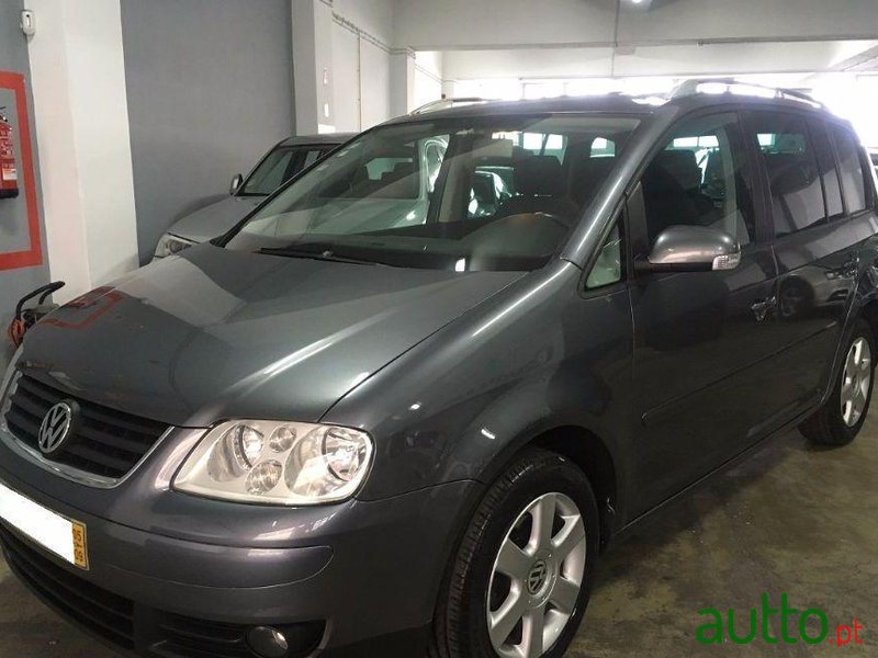 2005' Volkswagen Touran photo #2