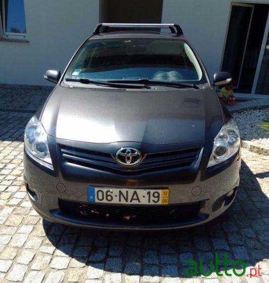 2012' Toyota Auris photo #1