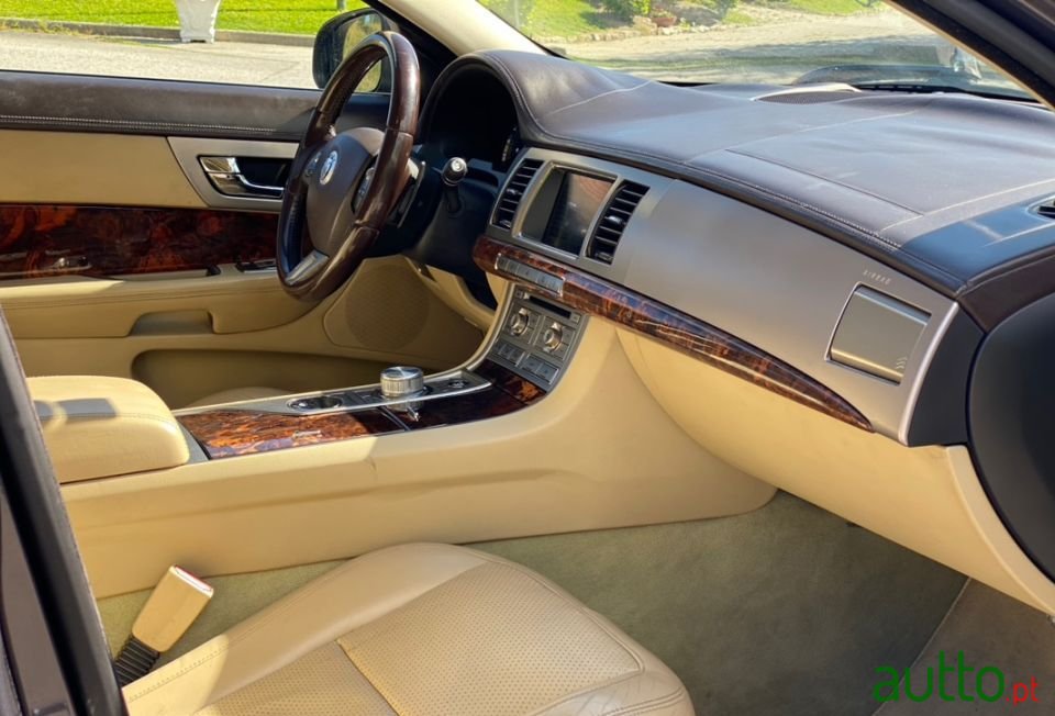 2009' Jaguar XF photo #6