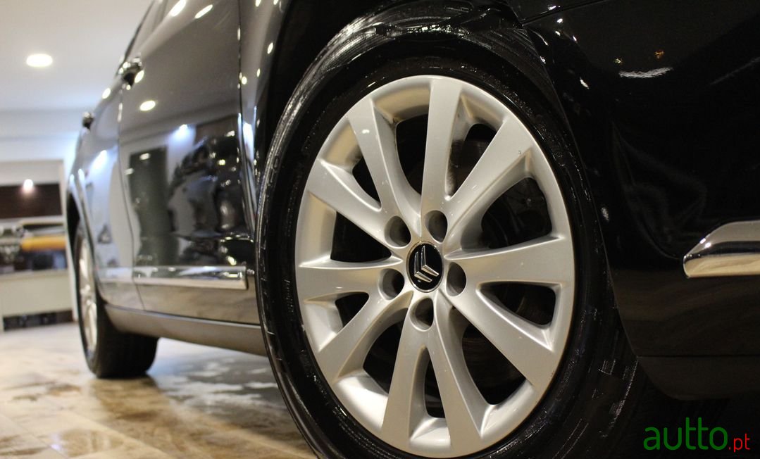 2011' Citroen C5 Tourer photo #2