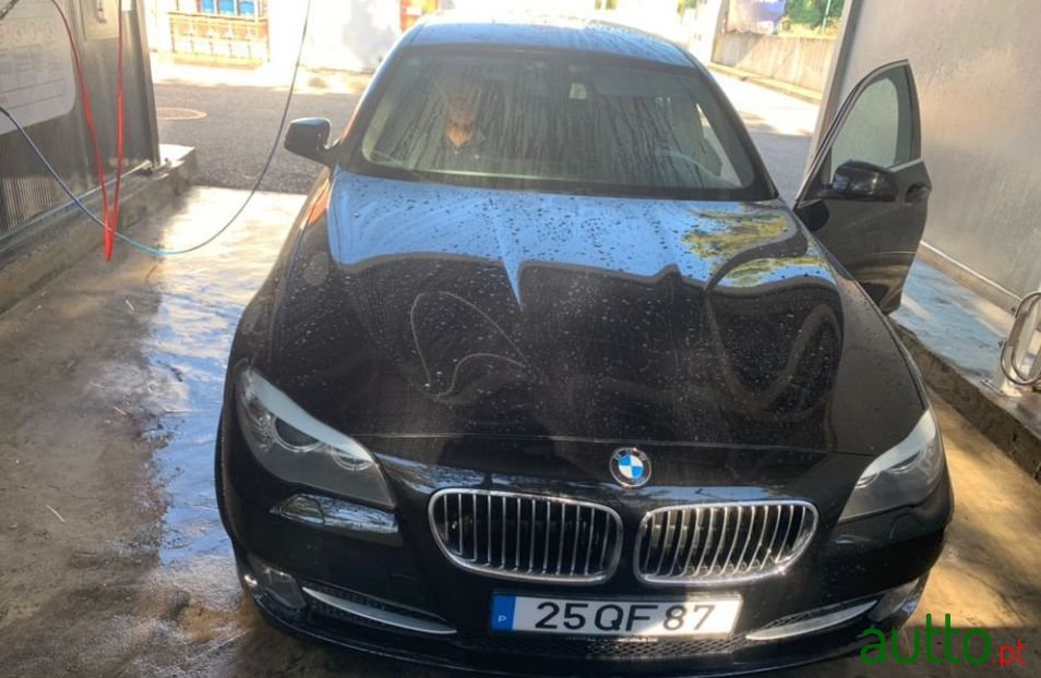 2011' BMW 520 520D photo #2