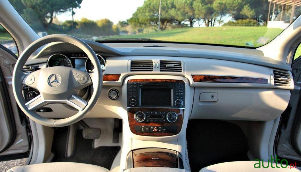 2009' Mercedes-Benz R-320 photo #2