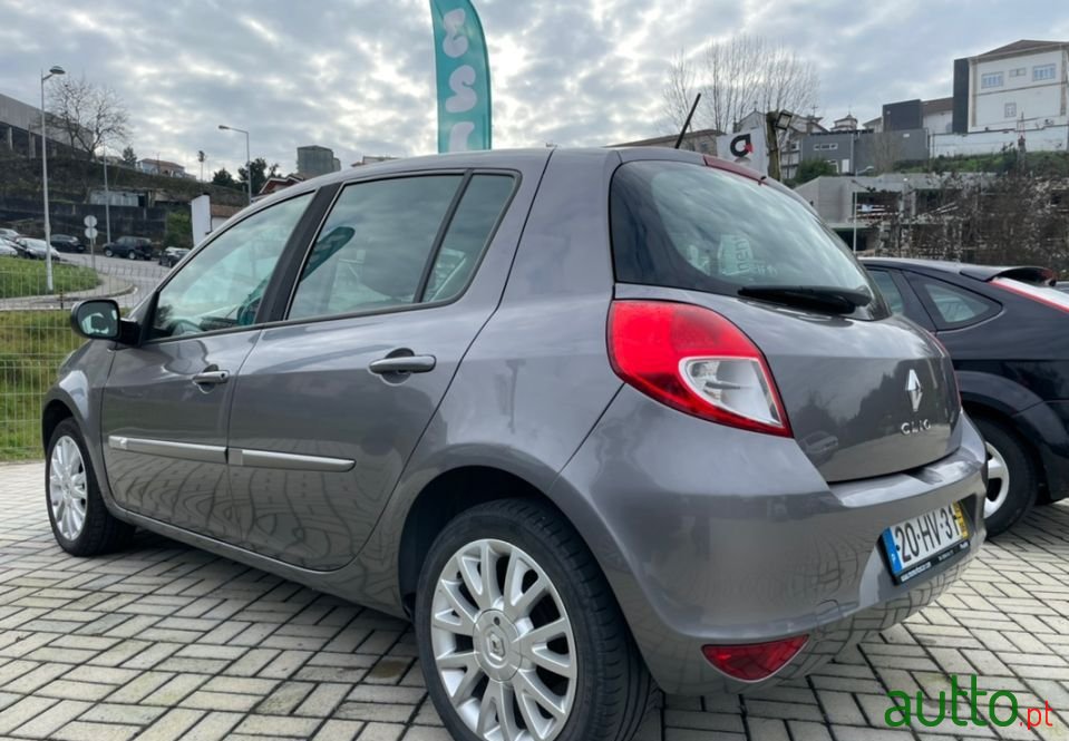 2009' Renault Clio photo #2