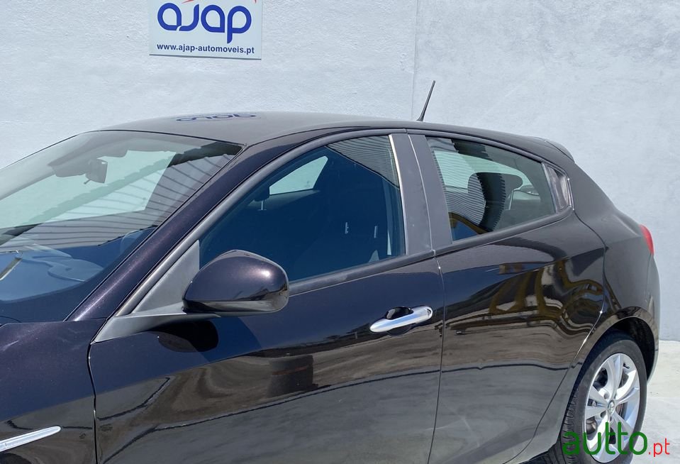 2014' Alfa Romeo Giulietta photo #3