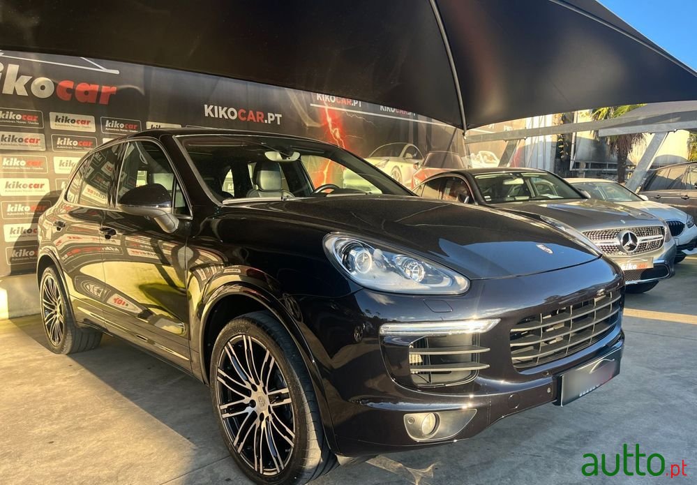 2015' Porsche Cayenne Standard photo #2