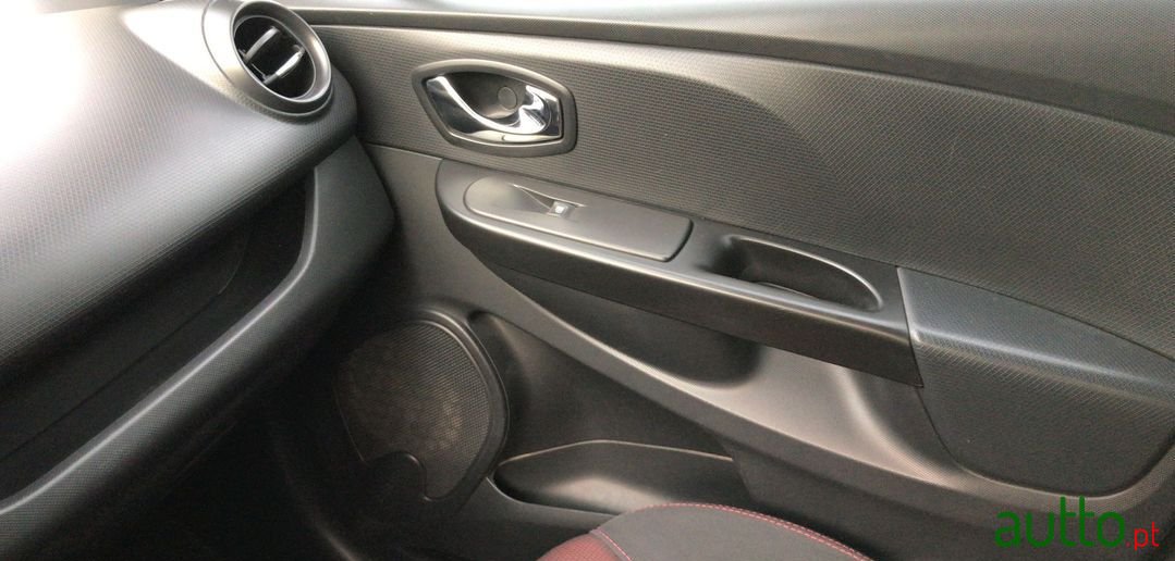 2013' Renault Clio photo #6