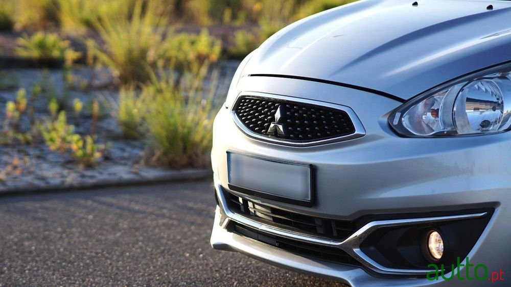 2019' Mitsubishi Space Star photo #2