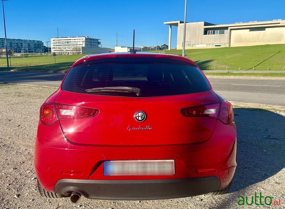 2015' Alfa Romeo Giulietta 1.6 Jtdm photo #2