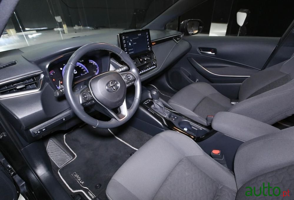 2020' Toyota Corolla Touring Sports photo #6