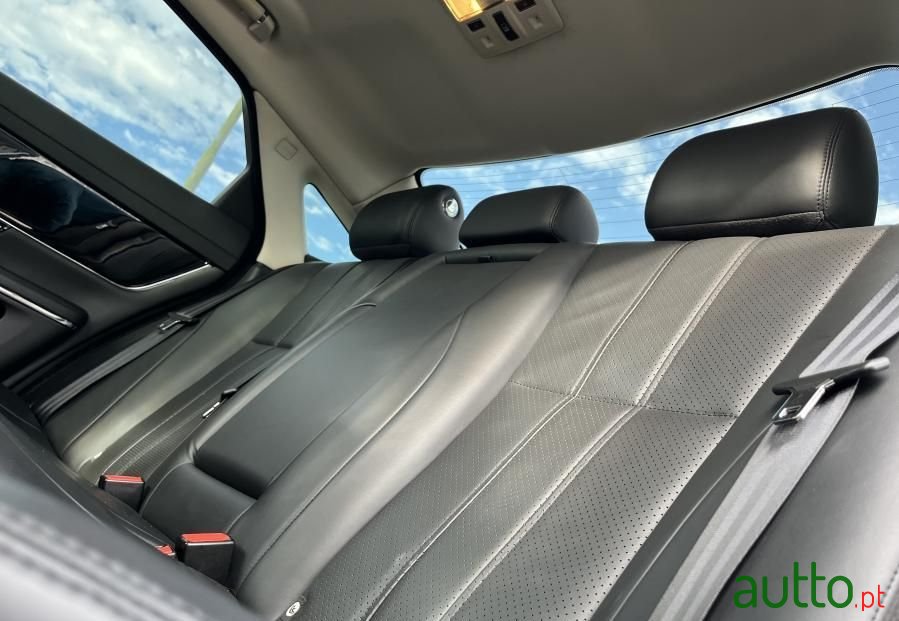 2014' Jaguar XJ photo #6