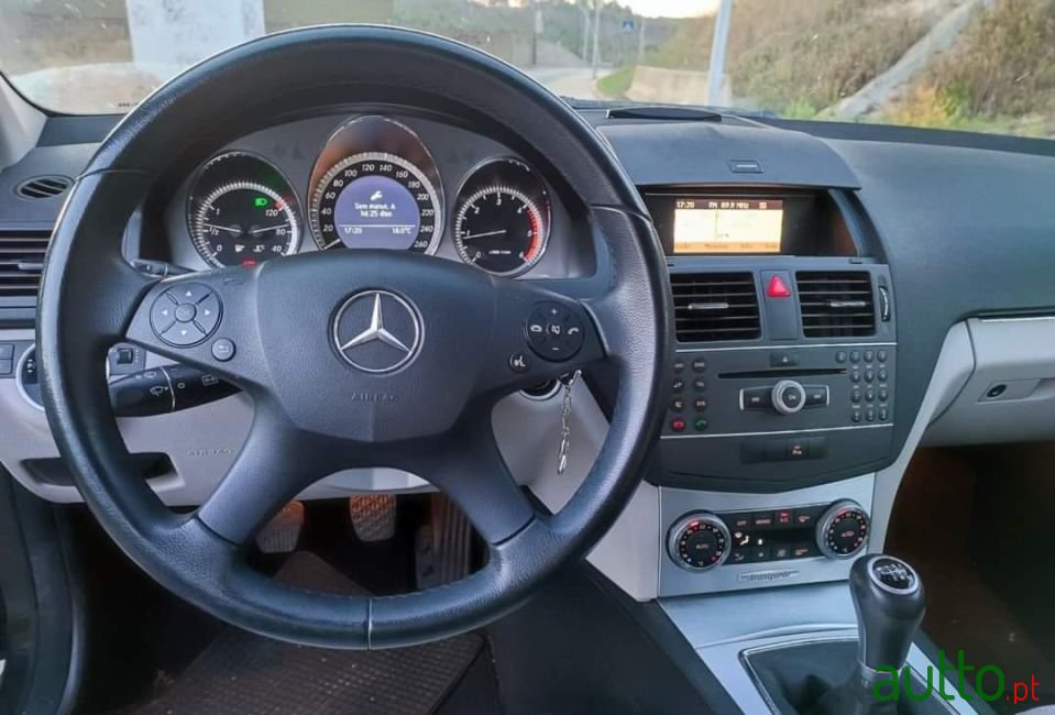 2011' Mercedes-Benz C-180 photo #3