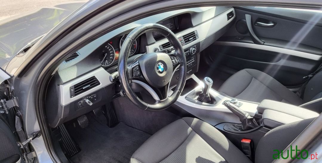 2010' BMW 320 photo #6