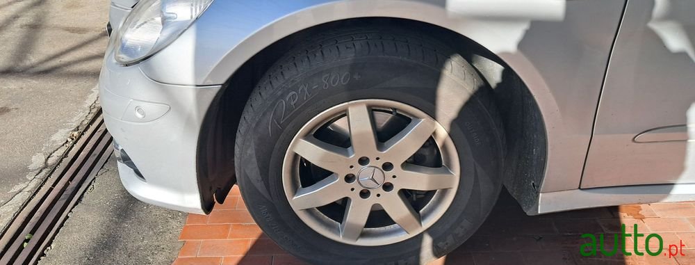 2010' Mercedes-Benz Classe R photo #2