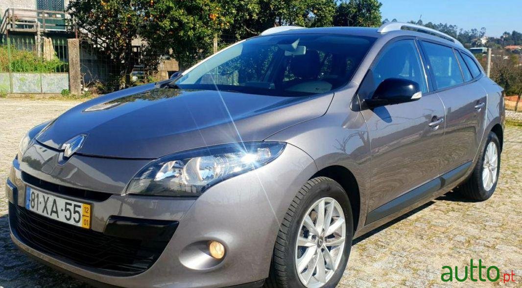 2012' Renault Megane Sport Tourer photo #2