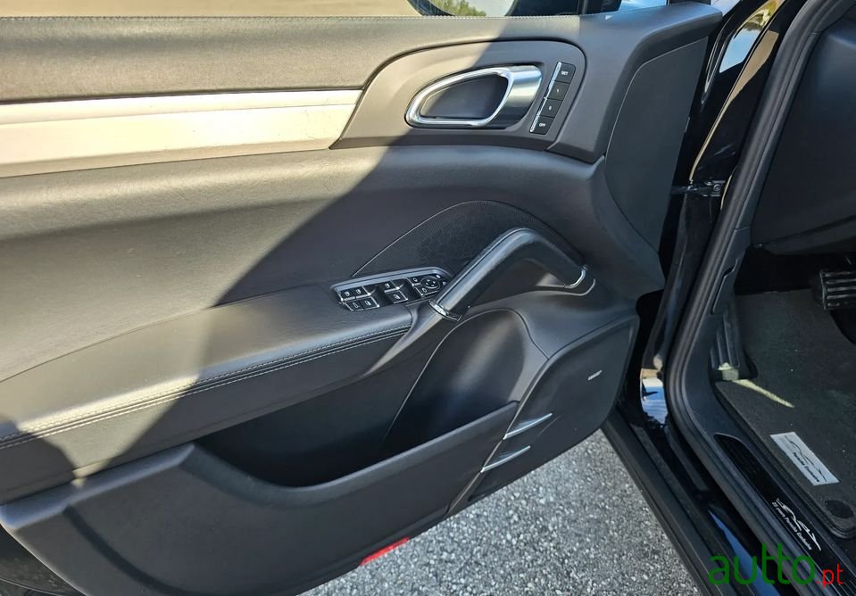 2012' Porsche Cayenne photo #4