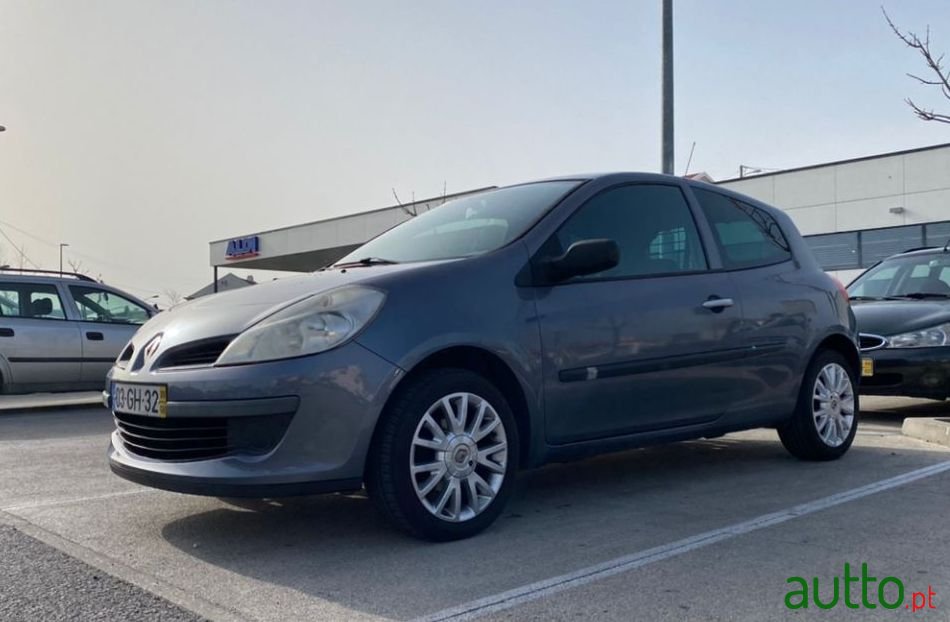 2008' Renault Clio photo #4