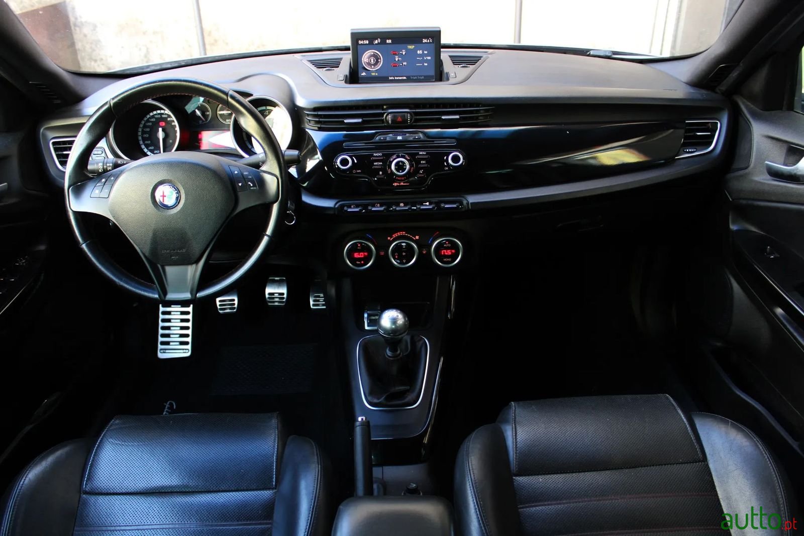 2011' Alfa Romeo Giulietta photo #5