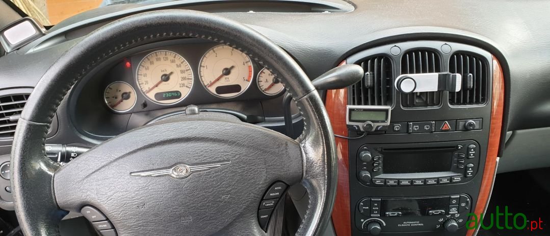 2004' Chrysler Voyager photo #1