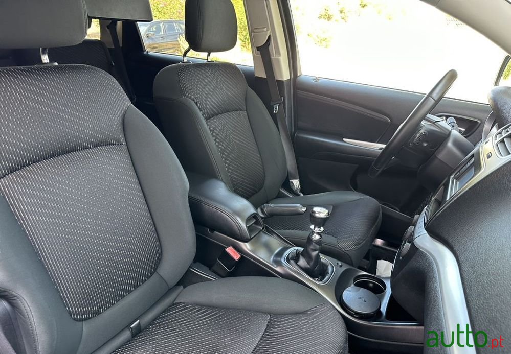 2011' Fiat Freemont photo #6