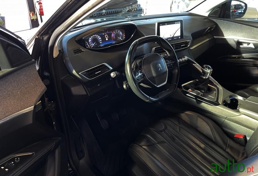 2020' Peugeot 5008 photo #3