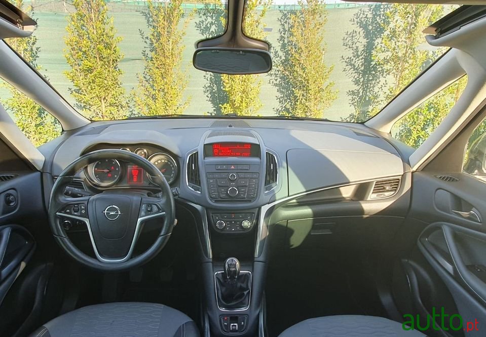 2012' Opel Zafira photo #5