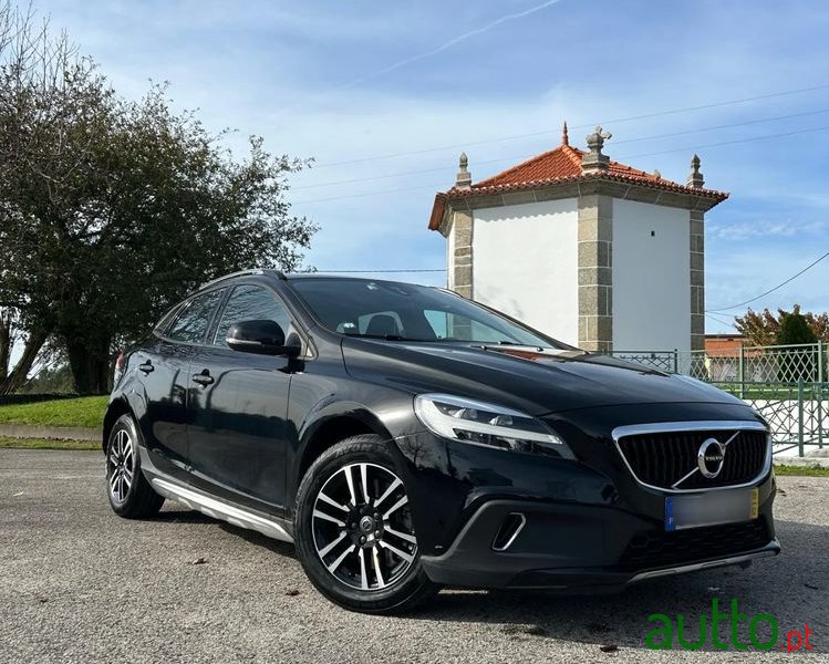 2019' Volvo V40 Cross Country photo #1