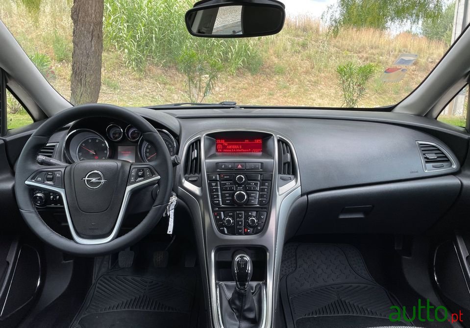 2012' Opel Astra Sports Tourer photo #3