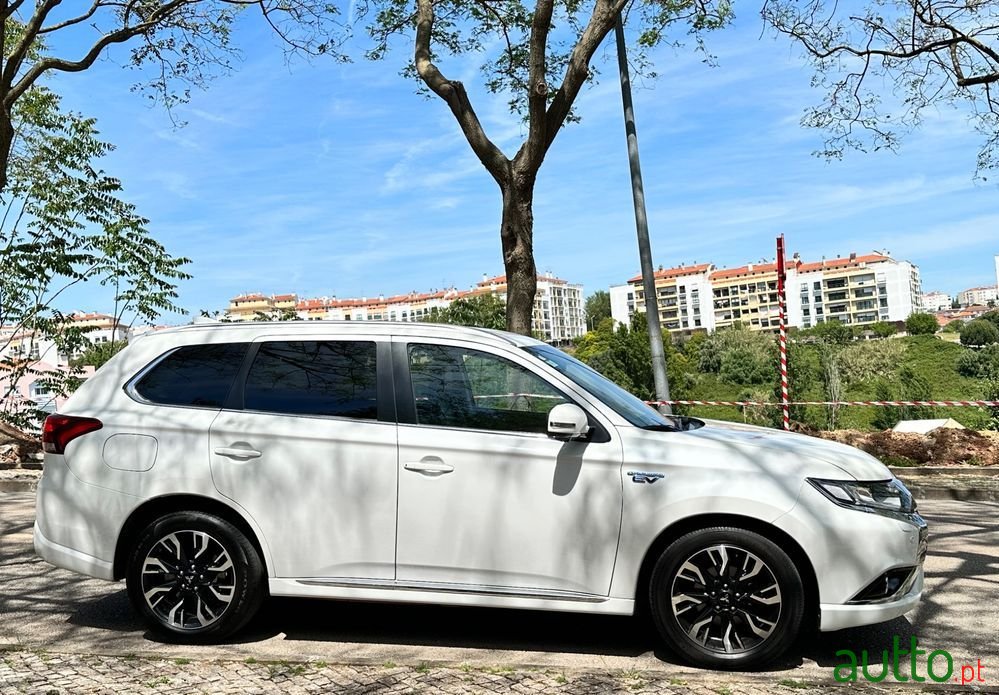 2016' Mitsubishi Outlander photo #6