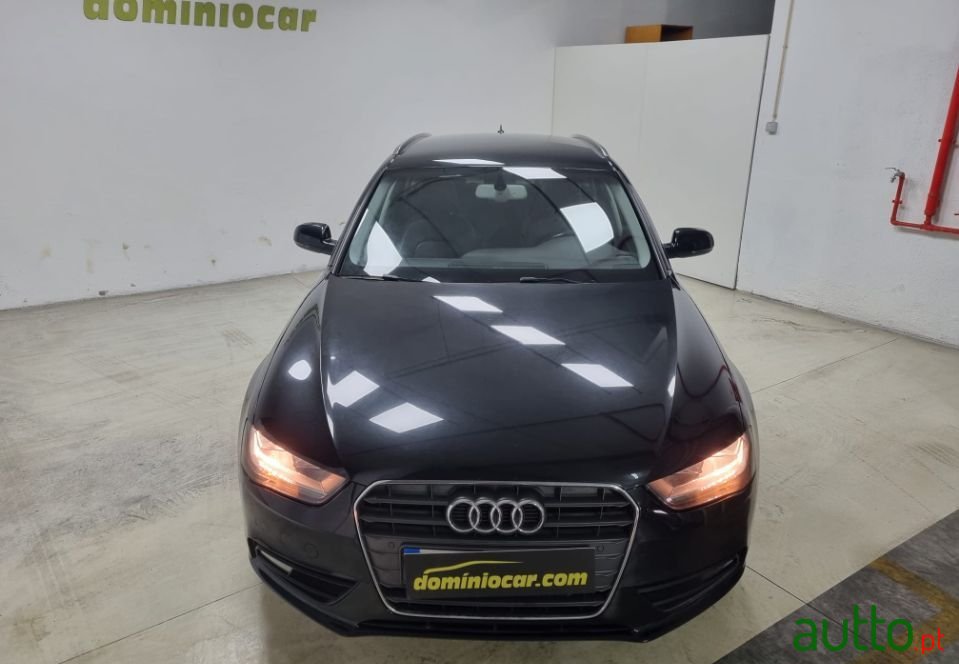 2012' Audi A4 Avant photo #2