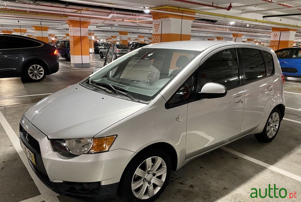 2010' Mitsubishi Colt photo #4