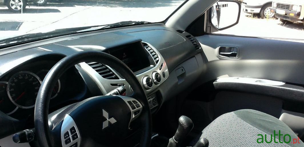 2013' Mitsubishi L200 photo #1