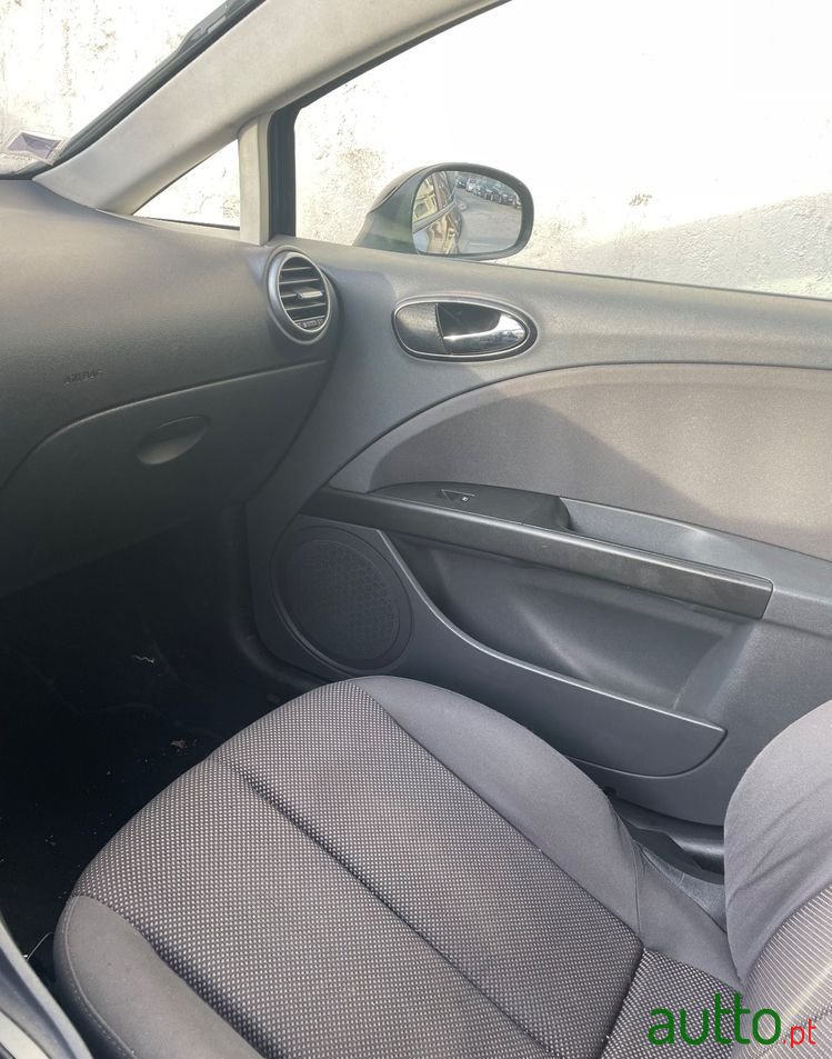 2008' SEAT Leon photo #4