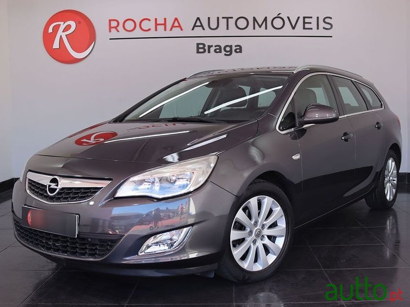 2011' Opel Astra Sports Tourer photo #1