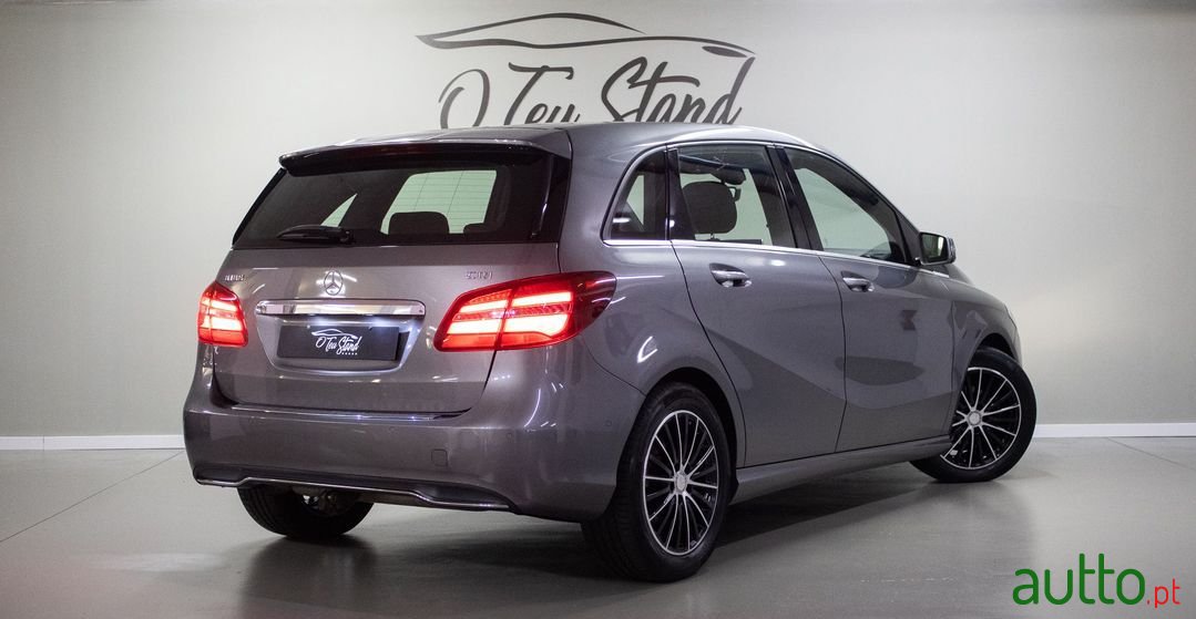 2015' Mercedes-Benz B-180 photo #2