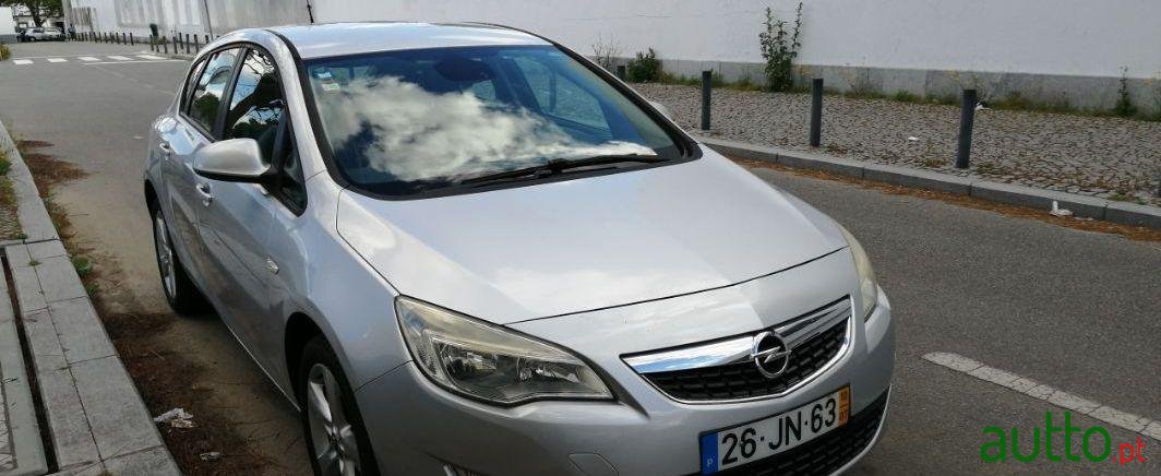 2010' Opel Astra photo #1