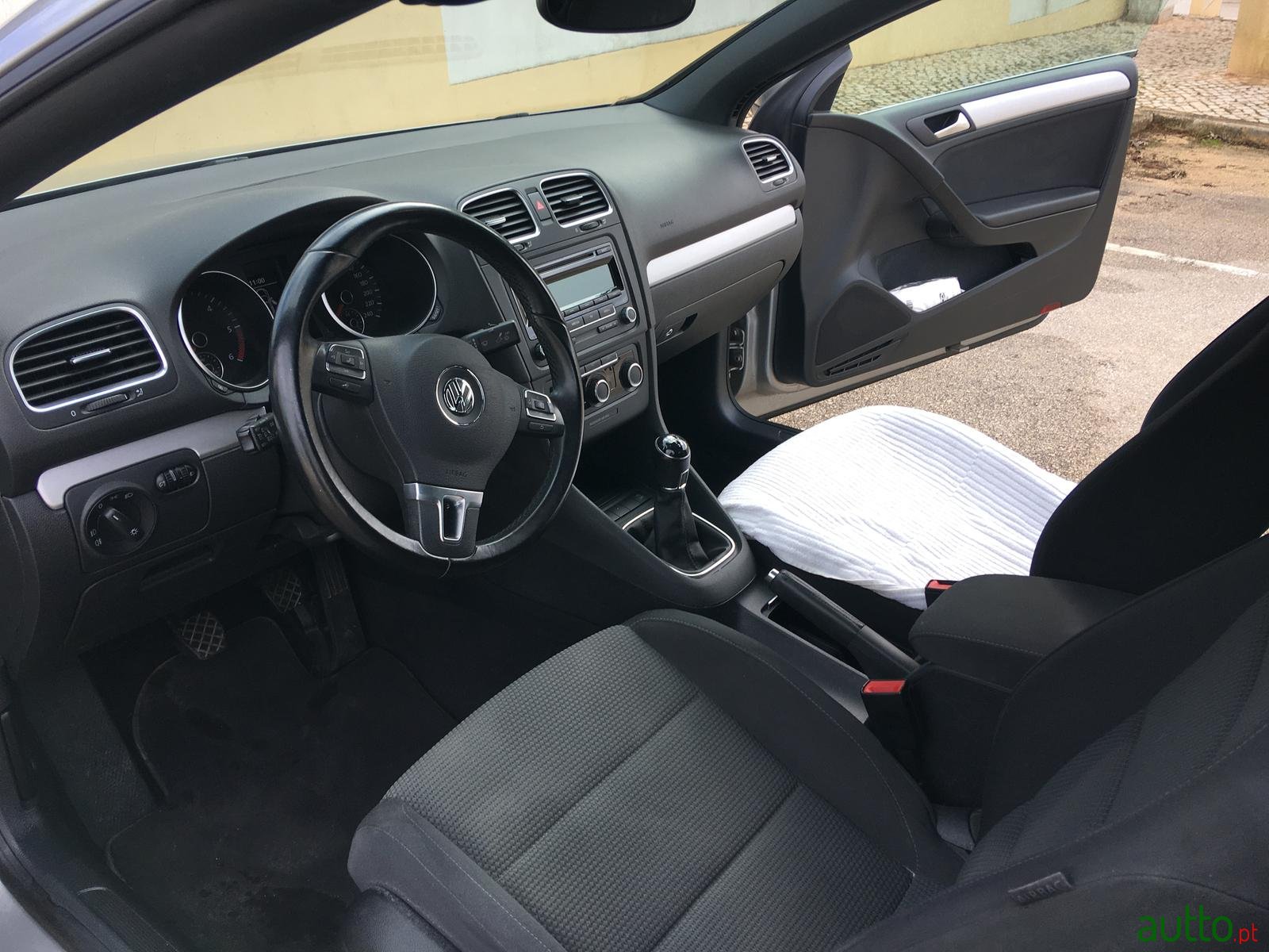 2012' Volkswagen Cabriolet photo #2