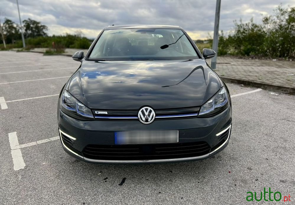 2019' Volkswagen Golf E-Golf photo #2