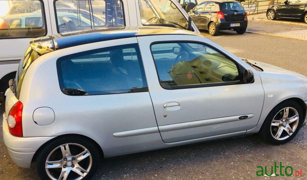 2001' Renault Clio 1.6 photo #1