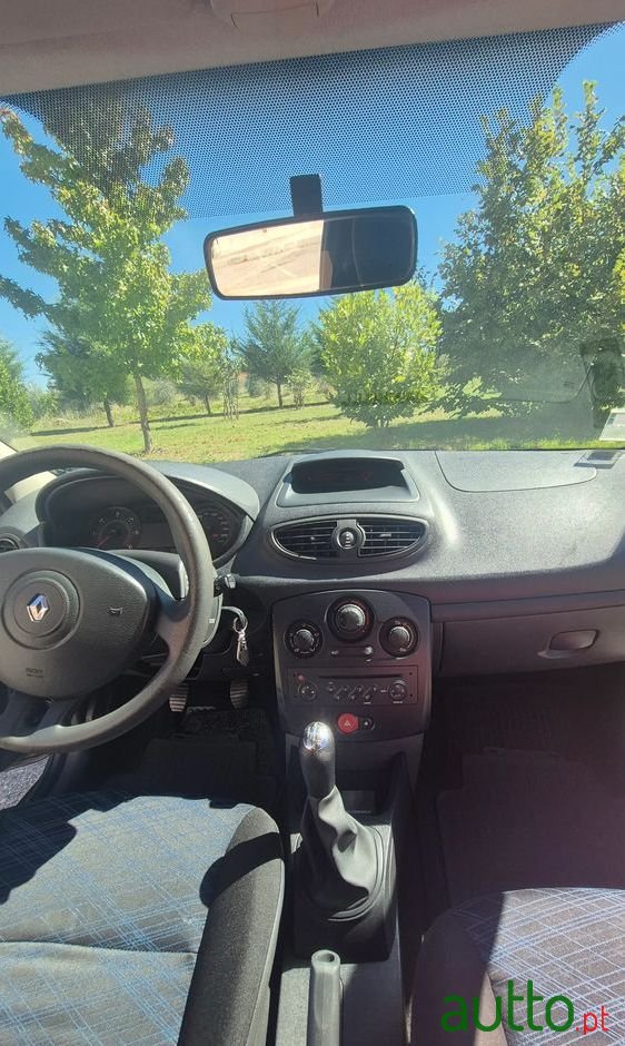 2008' Renault Clio photo #4