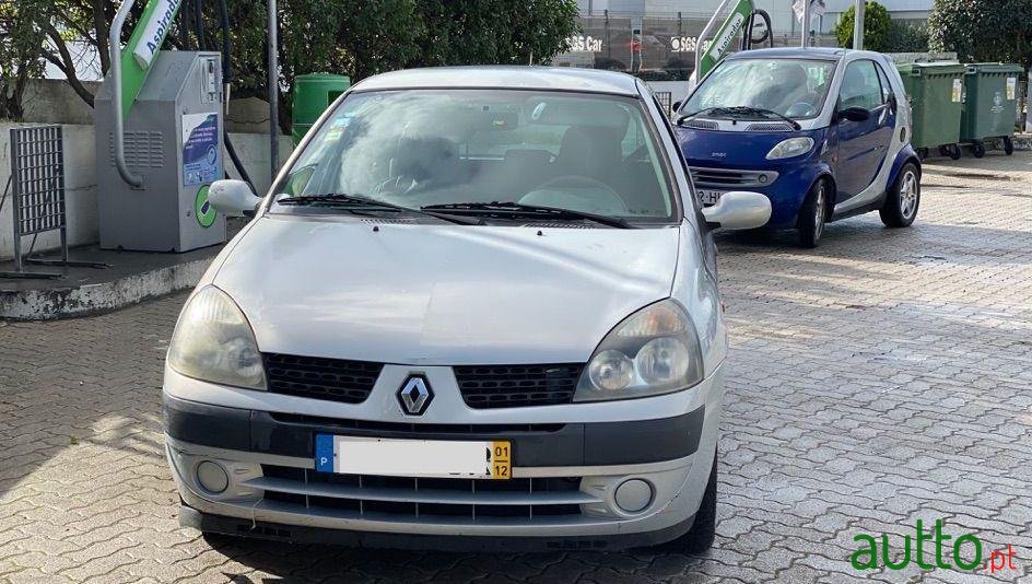 2001' Renault Clio photo #1